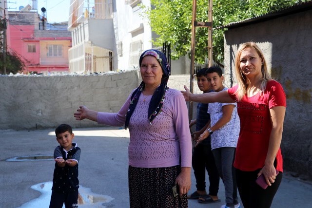 Tapulu arazim diyerek sokağı duvar örerek kapattı