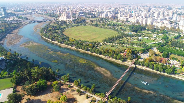 SEYHAN NEHRİ'Nİ İSTİLA EDEN YOSUNLAR TEMİZLENİYOR