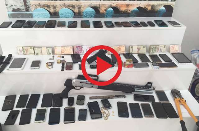 Hırsızların evinden servet çıktı
