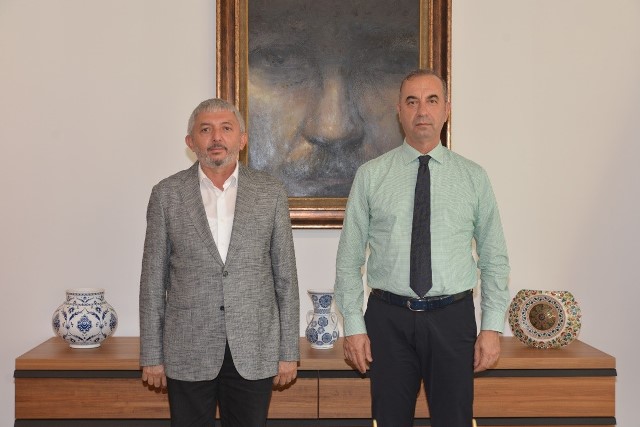 Rektör Tümay'a “Adana'nın Kurtuluşu’nun 100. Yıl Etkinlikleri" kataloğu takdim edildi