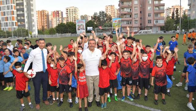 ÇUKUROVA'DA YAZ FUTBOL OKULU AÇILDI