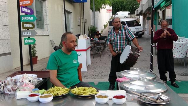 Kısıtlamaya davul zurna ile veda ettiler