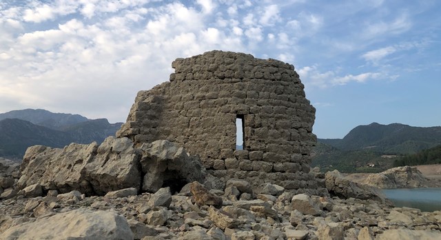 Sular çekildi, Kozan Barajı altındaki tarihi yapılar gün yüzüne çıktı