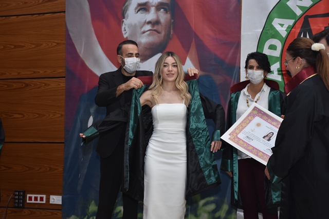 ADANA BAROSUNDA 21 STAJYER AVUKAT TÖRENLE YEMİN EDİP CÜBBELERİNİ GİYDİ