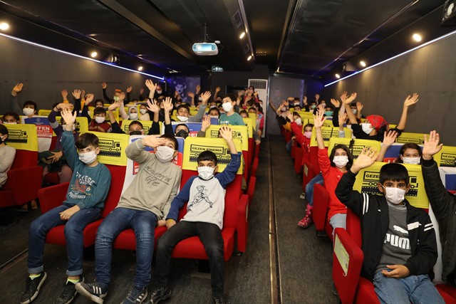 ‘Gezen Sinema TIR'ı Yüreğirli çocuklarla buluştu