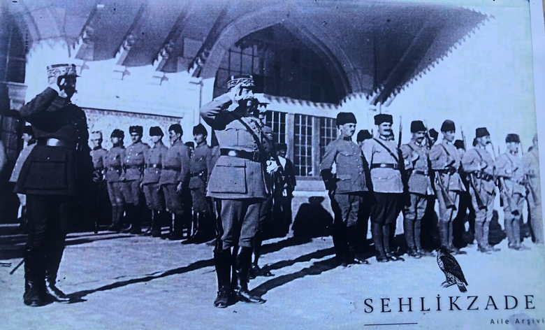 FRANSIZ ASKERLERİN TÜRK SANCAĞINI SELAMLADIĞI FOTOĞRAF GÜN YÜZÜNE ÇIKTI