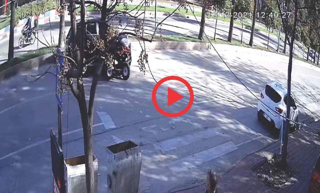 Otomobil ile ATV’nin çarpıştığı kaza kamerada