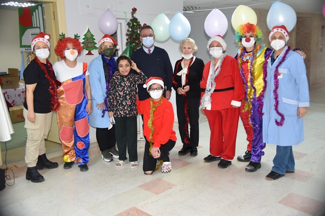 Hastanede tedavi gören miniklere yeni yıl kutlaması
