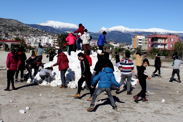 Adana'da öğrencilerin kar sevinci