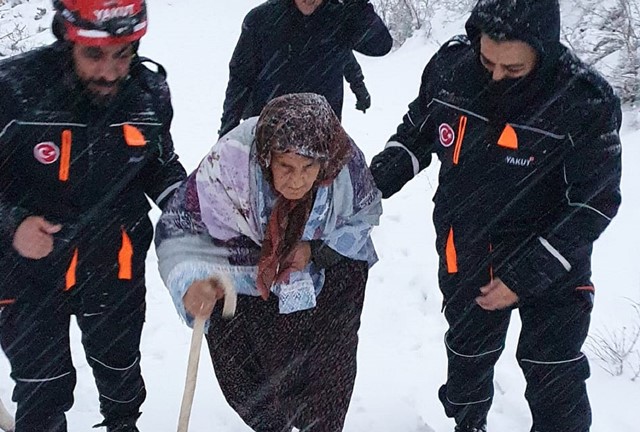 EVİNDE MAHSUR KALAN YAŞLI KADINI YAKUT KURTARDI