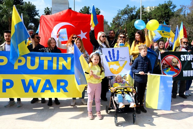 ADANA’DAKİ UKRAYNALILAR RUSYA’YI PROTESTO ETTİ