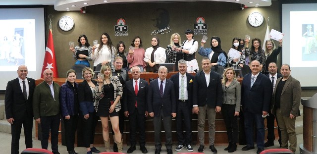 KORTEJ KOSTÜM YARIŞMASI'NIN KAZANANLARINA ÖDÜLLERİ VERİLDİ