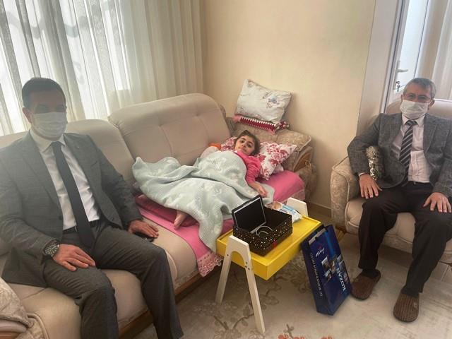 CAM KEMİK HASTASI NAZ'IN KIRILAN TABLETİNİ KAYMAKAM YENİLEDİ