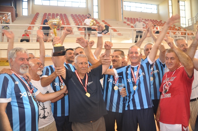ADANA VETERAN HENTBOL KARMASI, NAMAĞLUP TÜRKİYE ŞAMPİYONU OLDU