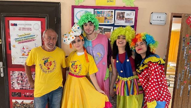 Gönüllü Palyaçolar moral vermeye devam ediyor