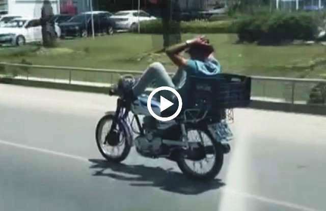 Motosikletle tehlikeli yolculuk