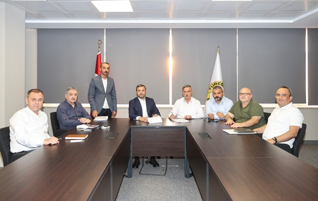YÜREĞİR BELEDİYESİNDE TOPLU SÖZLEŞME SEVİNCİ