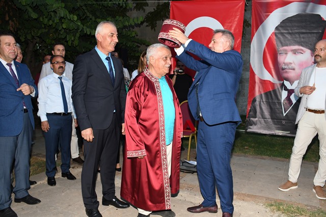 ADANA'DA YILIN AHİSİNE KAFTANINI VALİ ELBAN GİYDİRDİ