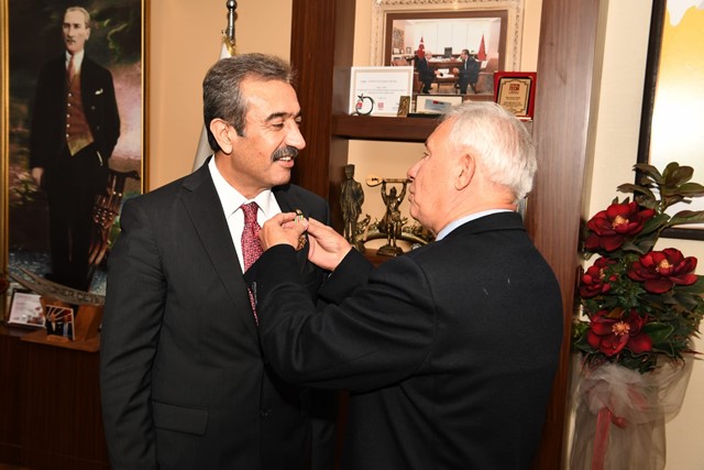 Başkan Soner Çetin’e "Adaletin Kılıcı" madalyası