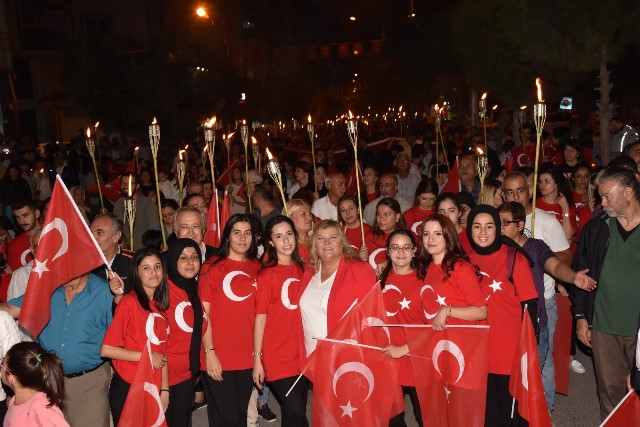 CEYHAN'DA ZEYBEKLİ MEŞALELİ KUTLAMA