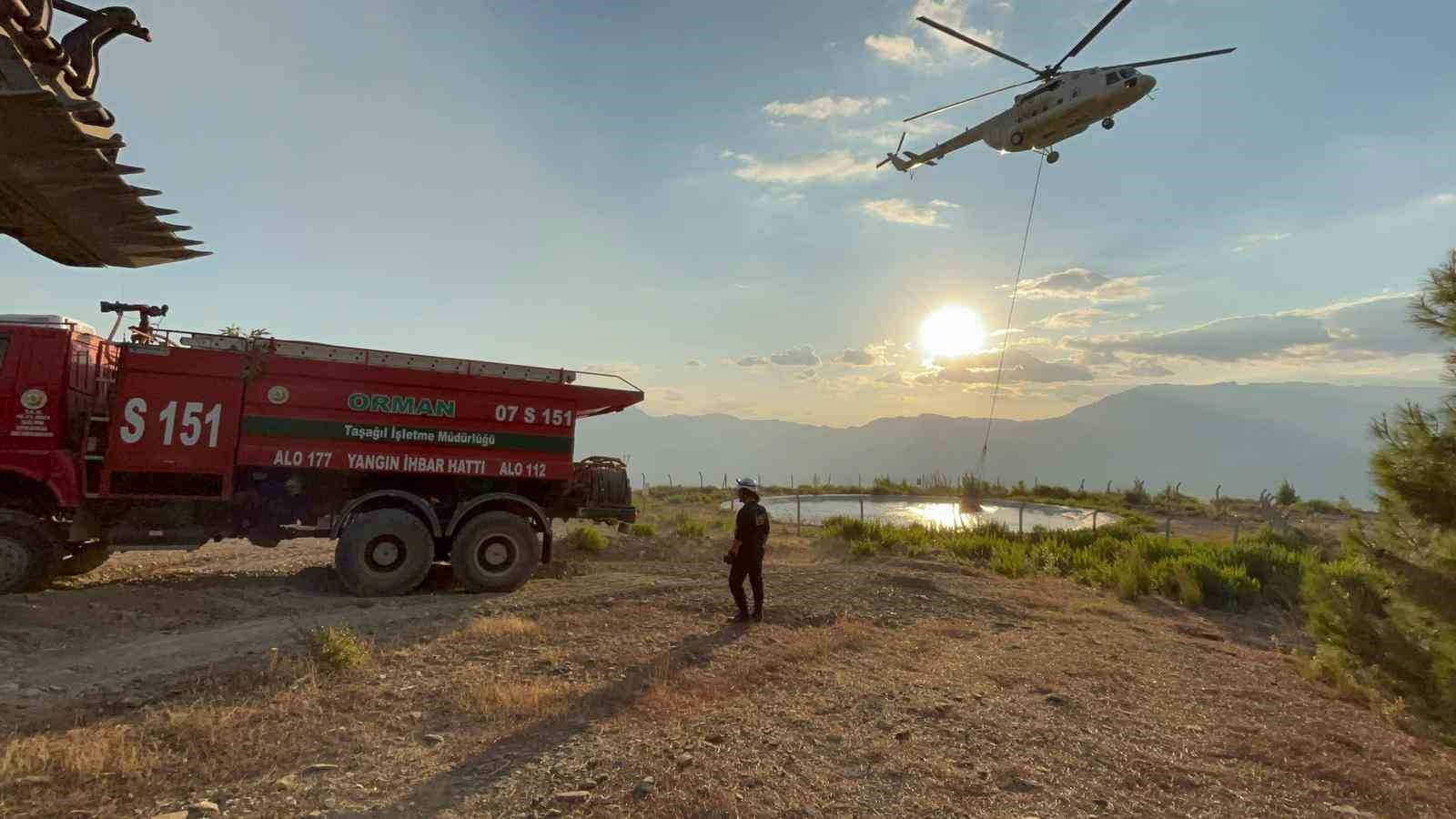 ANTALYA'NIN MANAVGAT İLÇESİNDE SARP VE DAĞLIK ARAZİDE ÇIKAN ORMAN YANGINININ ENERJİSİ HAVADAN VE KARADAN DEVAM EDEN MÜDAHALE SONUCU DÜŞÜRÜLDÜ.
