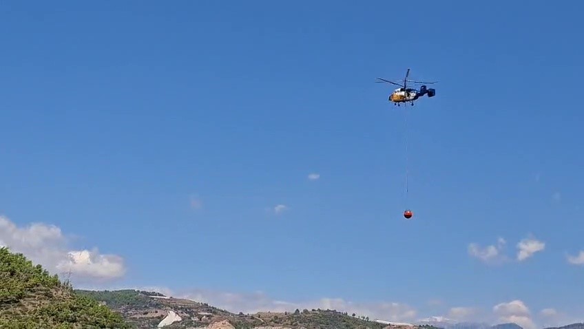 ANTALYA’NIN GAZİPAŞA İLÇESİNDE SERALARIN ARASINDA ÇIKAN YANGIN MANAVGAT YANGININDAN YAKIT İKMALİ İÇİN GAZİPAŞA HAVALİMANI’NA GİDEN BİR YANGIN SÖNDÜRME HELİKOPTERİ PİLOTUNUN DİKKATİ SAYESİNDE BÜYÜMEDEN SÖNDÜRÜLDÜ.