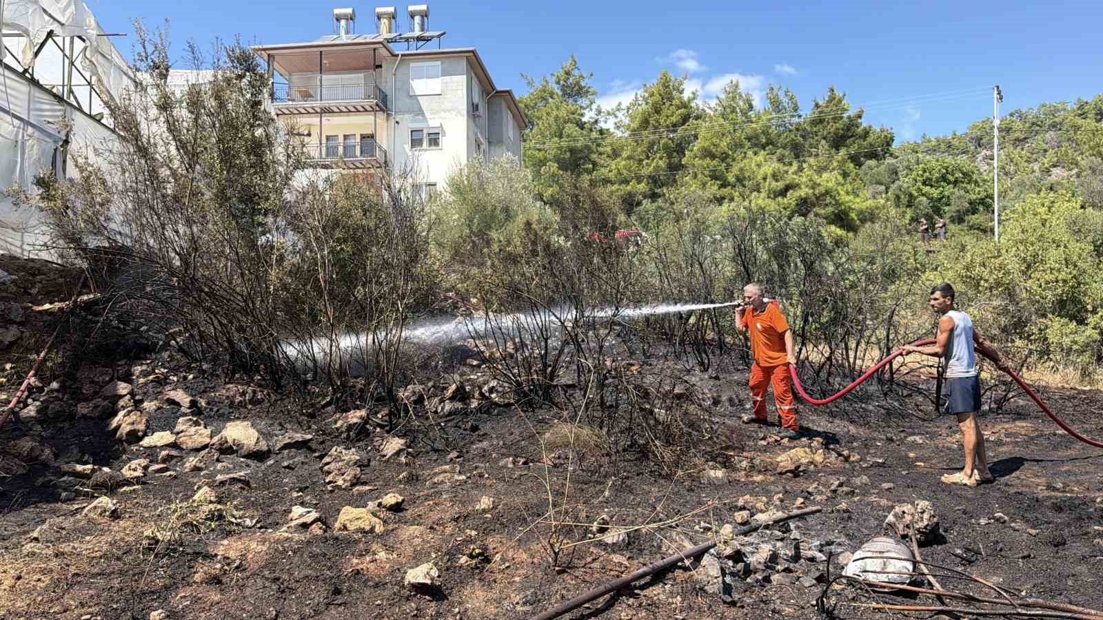 ANTALYA’NIN GAZİPAŞA İLÇESİNDE SERALARIN ARASINDA ÇIKAN YANGIN MANAVGAT YANGININDAN YAKIT İKMALİ İÇİN GAZİPAŞA HAVALİMANI’NA GİDEN BİR YANGIN SÖNDÜRME HELİKOPTERİ PİLOTUNUN DİKKATİ SAYESİNDE BÜYÜMEDEN SÖNDÜRÜLDÜ.