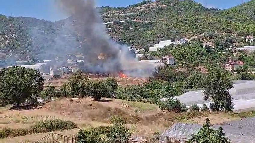 ANTALYA’NIN GAZİPAŞA İLÇESİNDE SERALARIN ARASINDA ÇIKAN YANGIN MANAVGAT YANGININDAN YAKIT İKMALİ İÇİN GAZİPAŞA HAVALİMANI’NA GİDEN BİR YANGIN SÖNDÜRME HELİKOPTERİ PİLOTUNUN DİKKATİ SAYESİNDE BÜYÜMEDEN SÖNDÜRÜLDÜ.