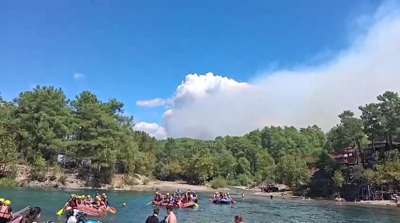 Manavgat’taki orman yangınını söndürme çalışmaları sürüyor