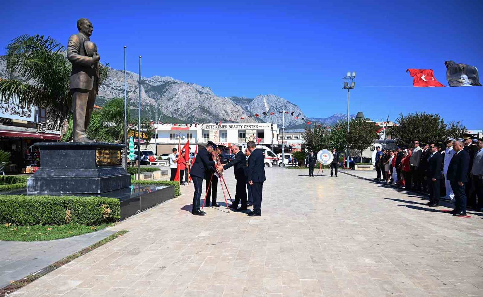 KEMER’DE 30 AĞUSTOS ZAFER BAYRAMI’NIN 104’ÜNCÜ YIL DÖNÜMÜ KUTLAMALARI, CUMHURİYET MEYDANI’NDA TÖRENLE BAŞLADI.