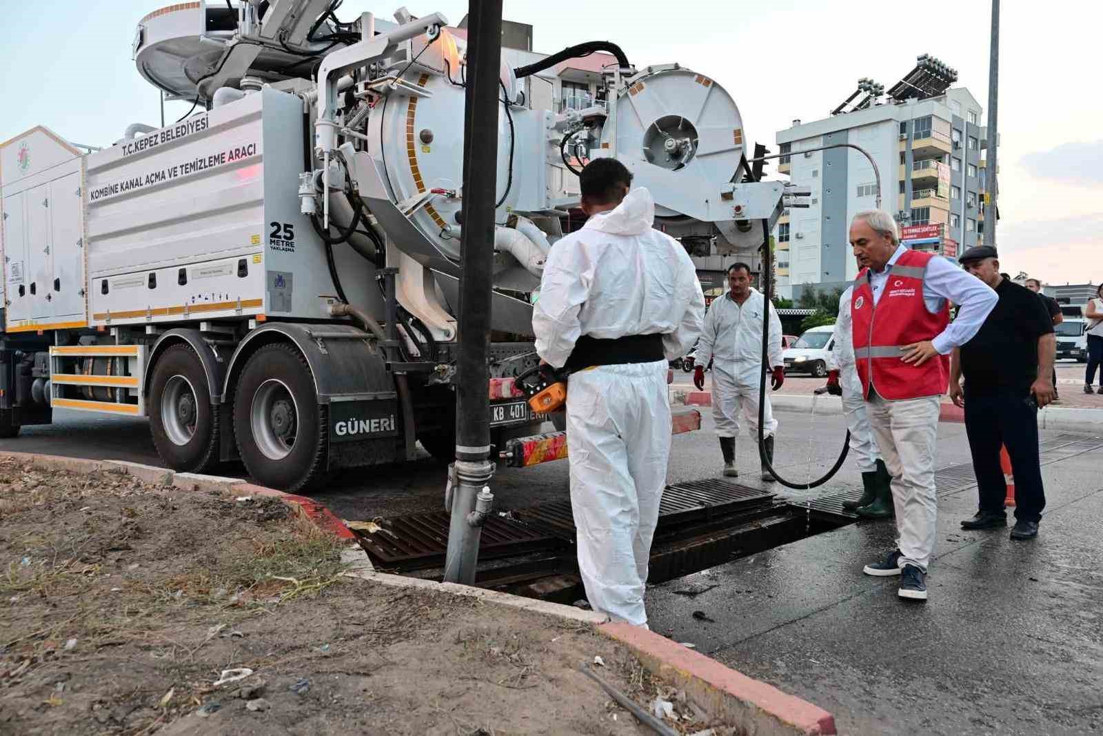 KEPEZ BELEDİYESİ, KIŞ MEVSİMİ ÖNCESİNDE YAĞMUR SUYU DRENAJ SİSTEMLERİNİN SAĞLIKLI ÇALIŞMASI İÇİN MAZGAL TEMİZLİĞİ ÇALIŞMALARINA HIZ VERDİ.