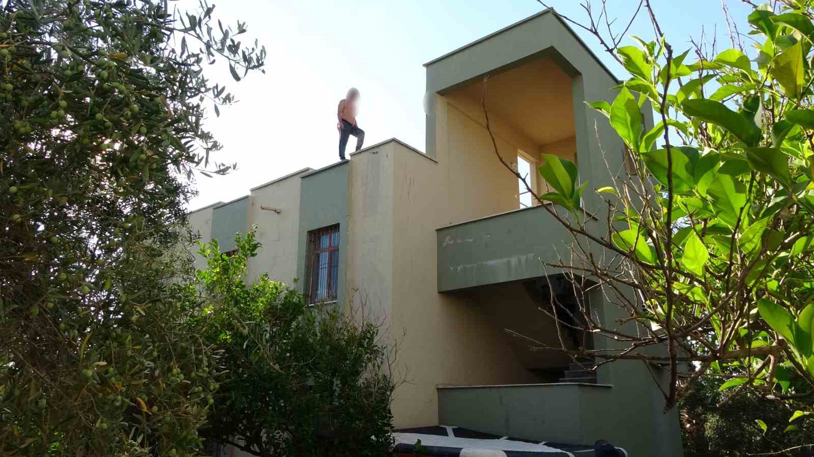 ANTALYA’NIN MANAVGAT İLÇESİNDE  OTELDE GÜVENLİK OLARAK ÇALIŞAN BİR ŞAHIS 3 KATLI OTEL LOJMANININ ÇATISINA ÇIKARAK ELİNDEKİ USTURA İLE VÜCUDUNA KESİKLER ATTI. AYRILDIĞI KARISI GELMEDEN AŞAĞIYA İNMEYECEĞİNİ SÖYLEYEN ŞAHIS 3 SAATLİK GÖRÜŞMENİN ARDINDAN İKNA EDİLDİ.