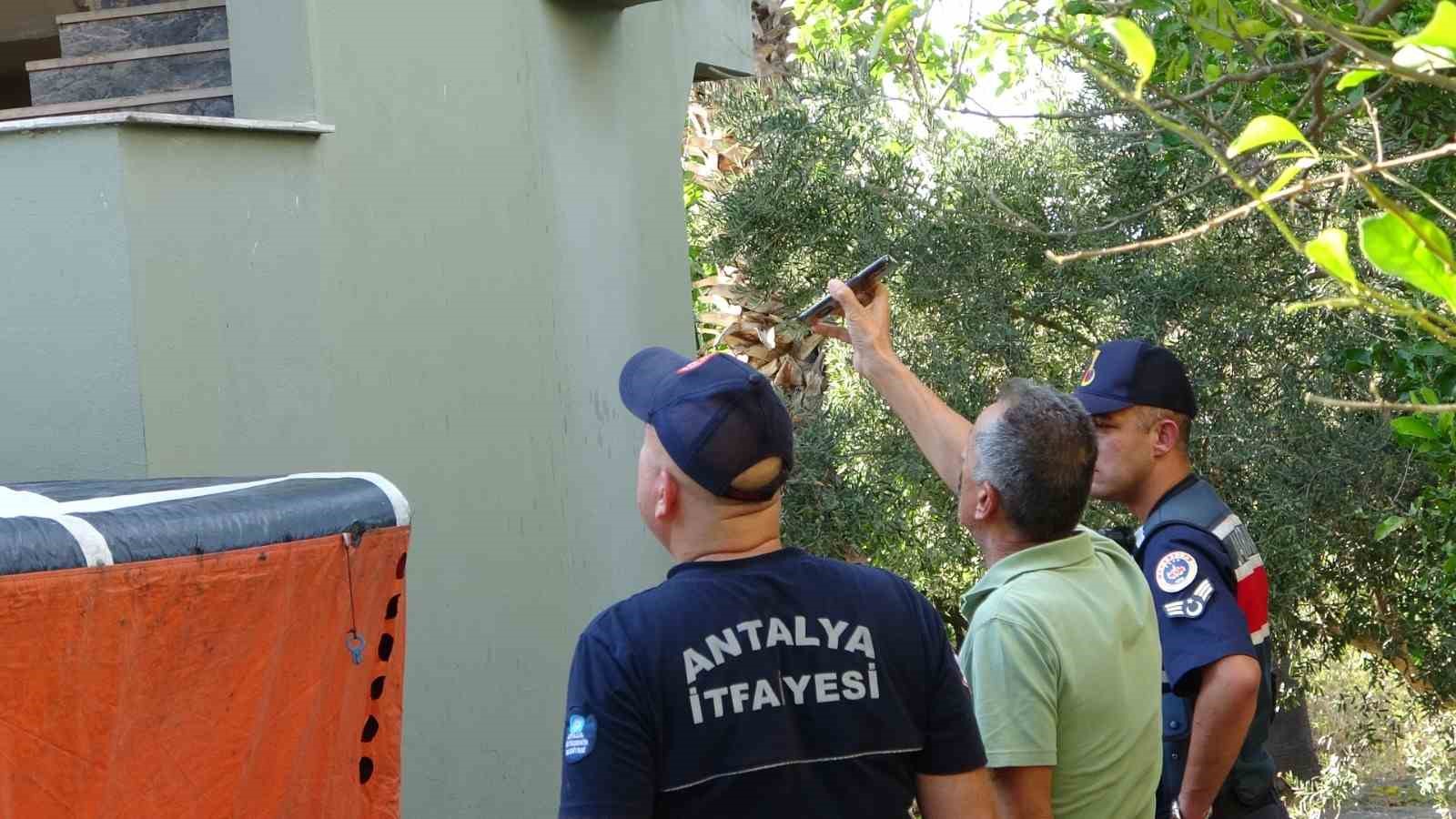 ANTALYA’NIN MANAVGAT İLÇESİNDE  OTELDE GÜVENLİK OLARAK ÇALIŞAN BİR ŞAHIS 3 KATLI OTEL LOJMANININ ÇATISINA ÇIKARAK ELİNDEKİ USTURA İLE VÜCUDUNA KESİKLER ATTI. AYRILDIĞI KARISI GELMEDEN AŞAĞIYA İNMEYECEĞİNİ SÖYLEYEN ŞAHIS 3 SAATLİK GÖRÜŞMENİN ARDINDAN İKNA EDİLDİ.