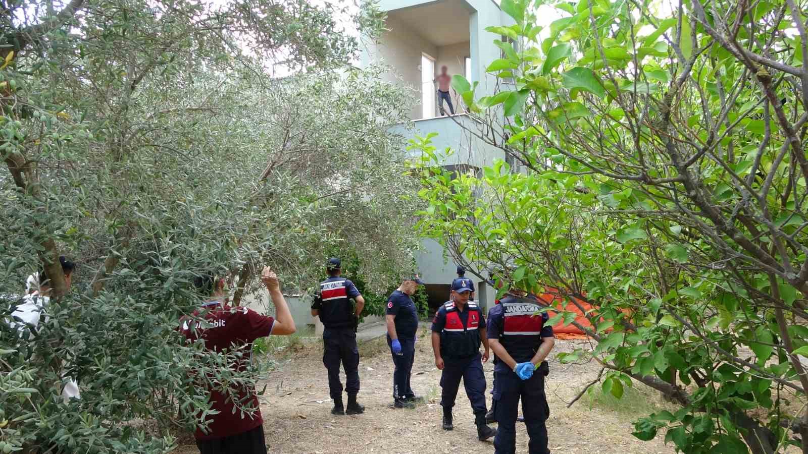 ANTALYA’NIN MANAVGAT İLÇESİNDE  OTELDE GÜVENLİK OLARAK ÇALIŞAN BİR ŞAHIS 3 KATLI OTEL LOJMANININ ÇATISINA ÇIKARAK ELİNDEKİ USTURA İLE VÜCUDUNA KESİKLER ATTI. AYRILDIĞI KARISI GELMEDEN AŞAĞIYA İNMEYECEĞİNİ SÖYLEYEN ŞAHIS 3 SAATLİK GÖRÜŞMENİN ARDINDAN İKNA EDİLDİ.