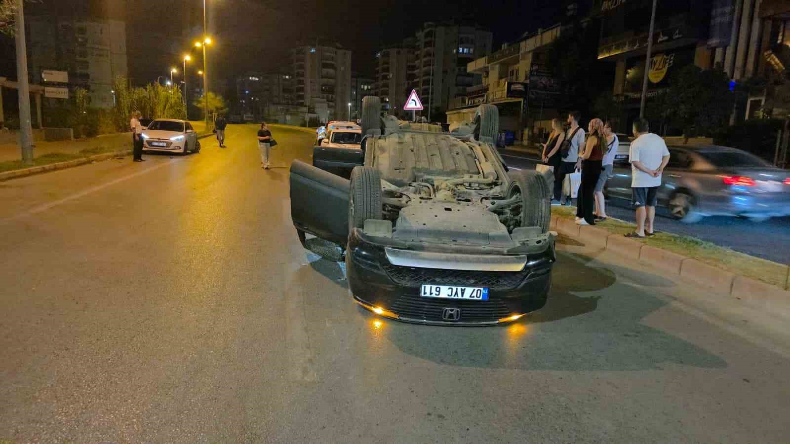 ANTALYA’NIN MURATPAŞA İLÇESİNDE VİRAJI ALAMAYAN OTOMOBİL KONTROLDEN ÇIKARAK PARK HALİNDEKİ ARACA ÇARPTIKTAN SONRA TAKLA ATTI. KAZADA ARAÇ SÜRÜCÜ YABANCI UYRUKLU KADIN YARALANDI.