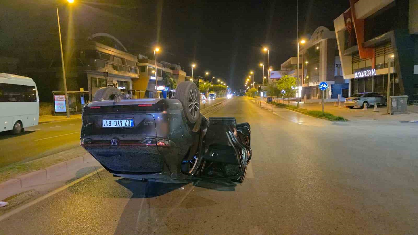 ANTALYA’NIN MURATPAŞA İLÇESİNDE VİRAJI ALAMAYAN OTOMOBİL KONTROLDEN ÇIKARAK PARK HALİNDEKİ ARACA ÇARPTIKTAN SONRA TAKLA ATTI. KAZADA ARAÇ SÜRÜCÜ YABANCI UYRUKLU KADIN YARALANDI.