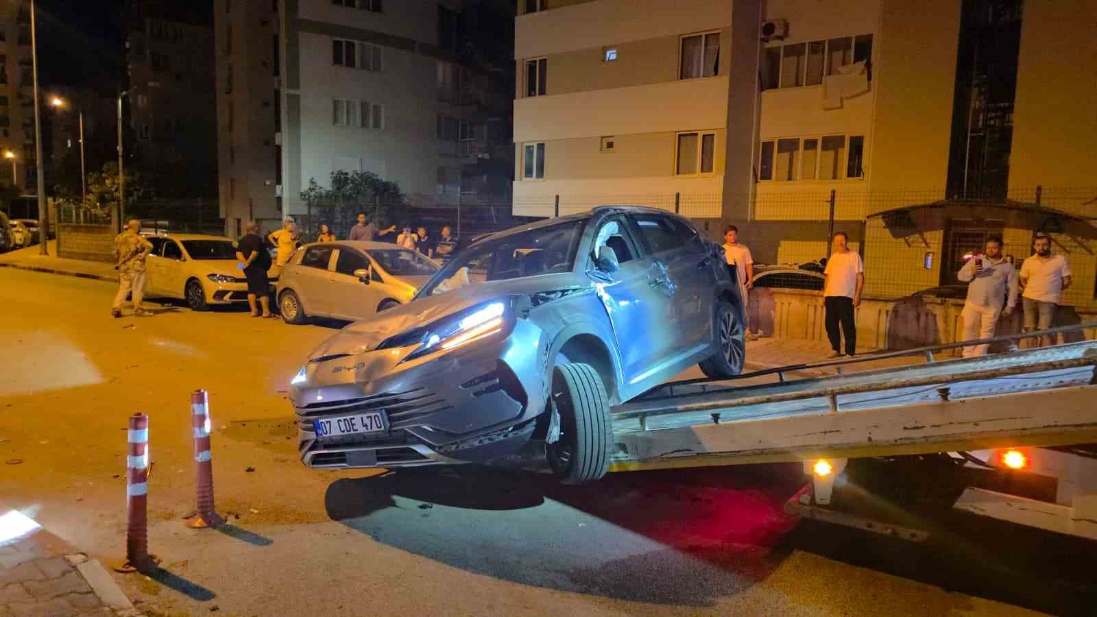 ANTALYA’NIN MURATPAŞA İLÇESİNDE SÜRÜCÜSÜNÜN DİREKSİYON HAKİMİYETİNİ KAYBETTİĞİ OTOMOBİL TAKLA ATARAK PARK HALİNDEKİ 4 ARACA ÇARPTI. KAZADA ARAÇ SÜRÜCÜSÜ YARALANDI.
