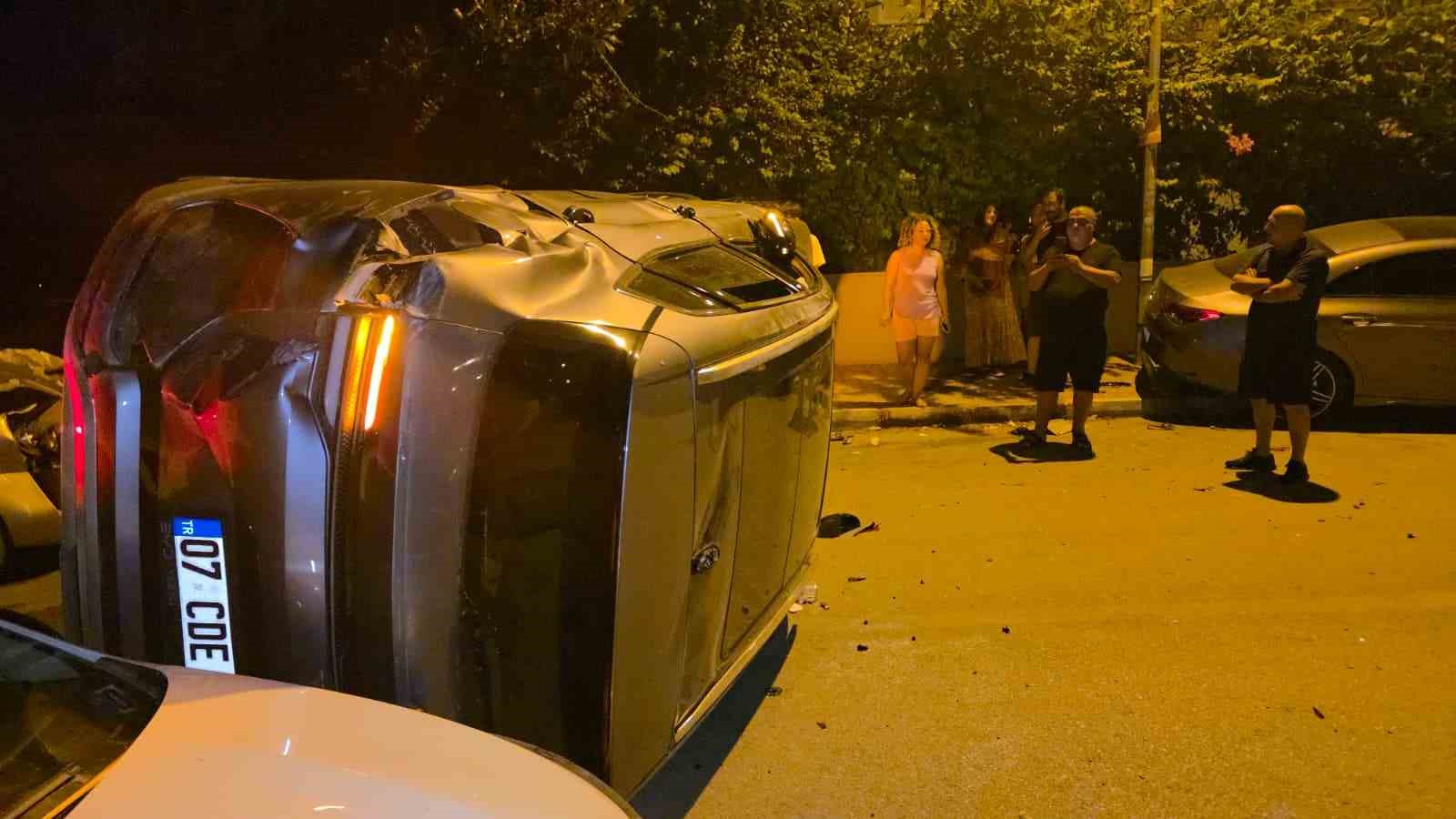 ANTALYA’NIN MURATPAŞA İLÇESİNDE SÜRÜCÜSÜNÜN DİREKSİYON HAKİMİYETİNİ KAYBETTİĞİ OTOMOBİL TAKLA ATARAK PARK HALİNDEKİ 4 ARACA ÇARPTI. KAZADA ARAÇ SÜRÜCÜSÜ YARALANDI.