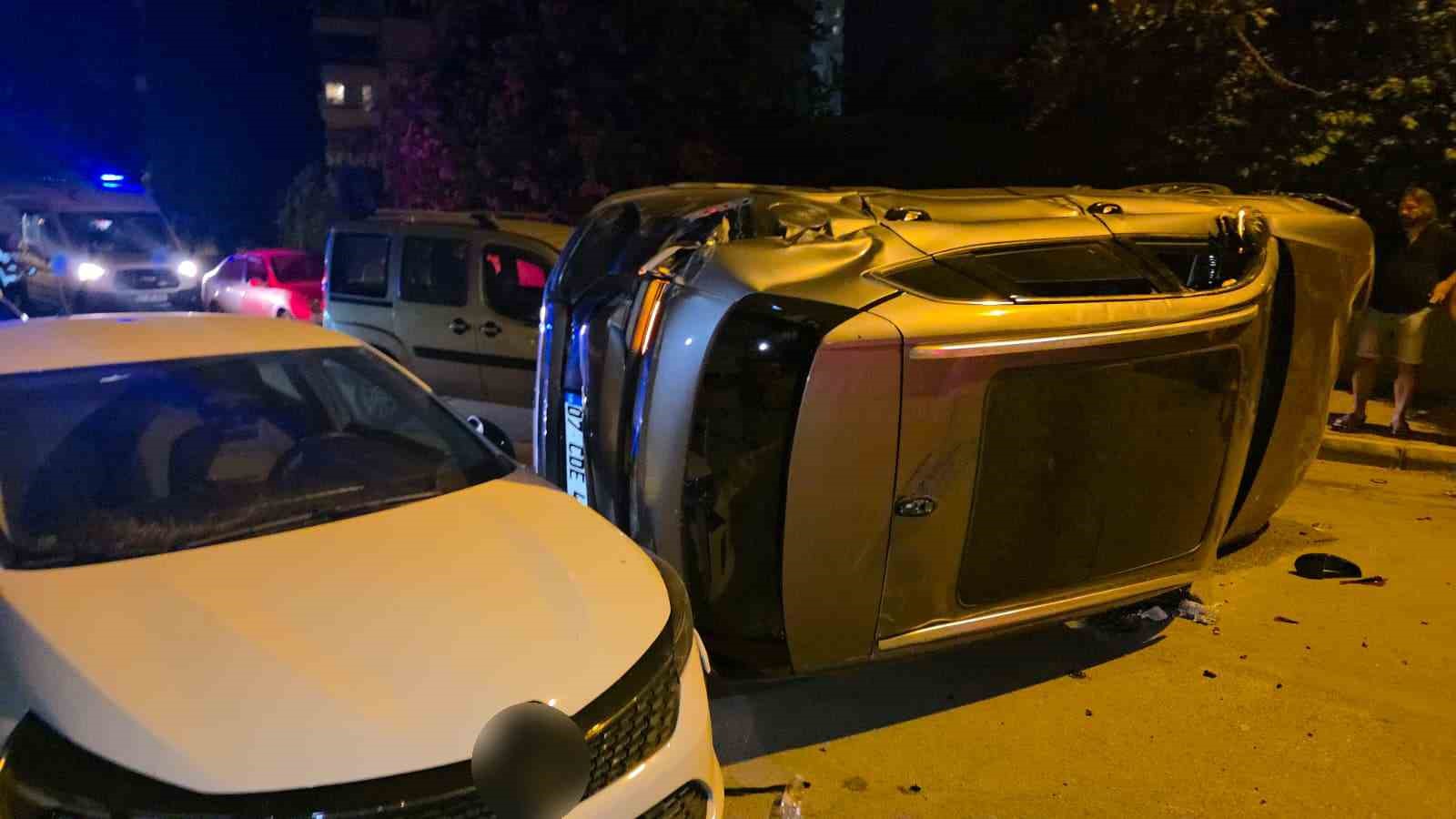 ANTALYA’NIN MURATPAŞA İLÇESİNDE SÜRÜCÜSÜNÜN DİREKSİYON HAKİMİYETİNİ KAYBETTİĞİ OTOMOBİL TAKLA ATARAK PARK HALİNDEKİ 4 ARACA ÇARPTI. KAZADA ARAÇ SÜRÜCÜSÜ YARALANDI.