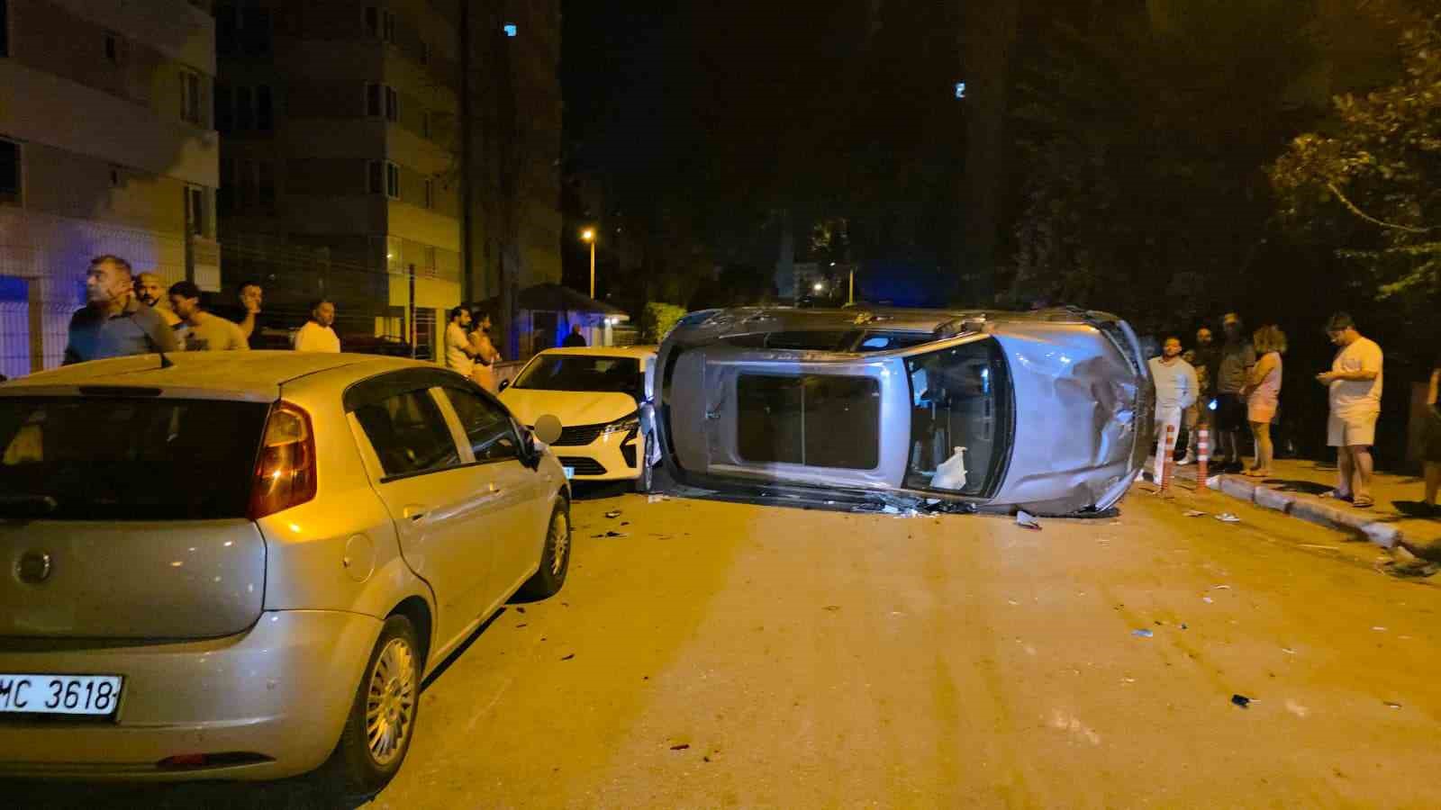 ANTALYA’NIN MURATPAŞA İLÇESİNDE SÜRÜCÜSÜNÜN DİREKSİYON HAKİMİYETİNİ KAYBETTİĞİ OTOMOBİL TAKLA ATARAK PARK HALİNDEKİ 4 ARACA ÇARPTI. KAZADA ARAÇ SÜRÜCÜSÜ YARALANDI.