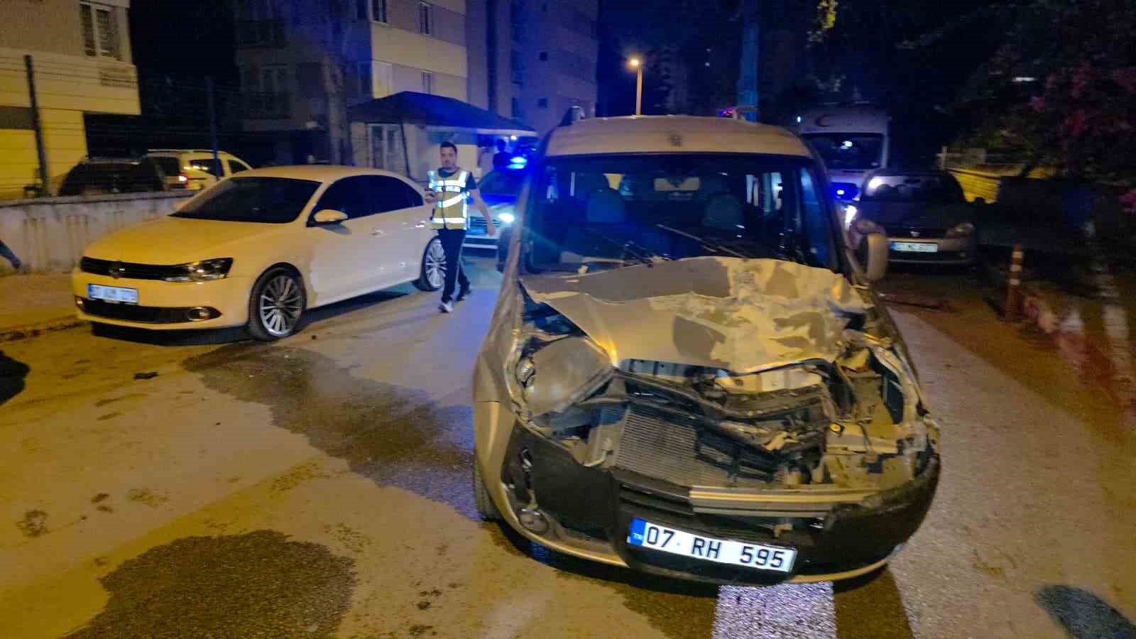 ANTALYA’NIN MURATPAŞA İLÇESİNDE SÜRÜCÜSÜNÜN DİREKSİYON HAKİMİYETİNİ KAYBETTİĞİ OTOMOBİL TAKLA ATARAK PARK HALİNDEKİ 4 ARACA ÇARPTI. KAZADA ARAÇ SÜRÜCÜSÜ YARALANDI.