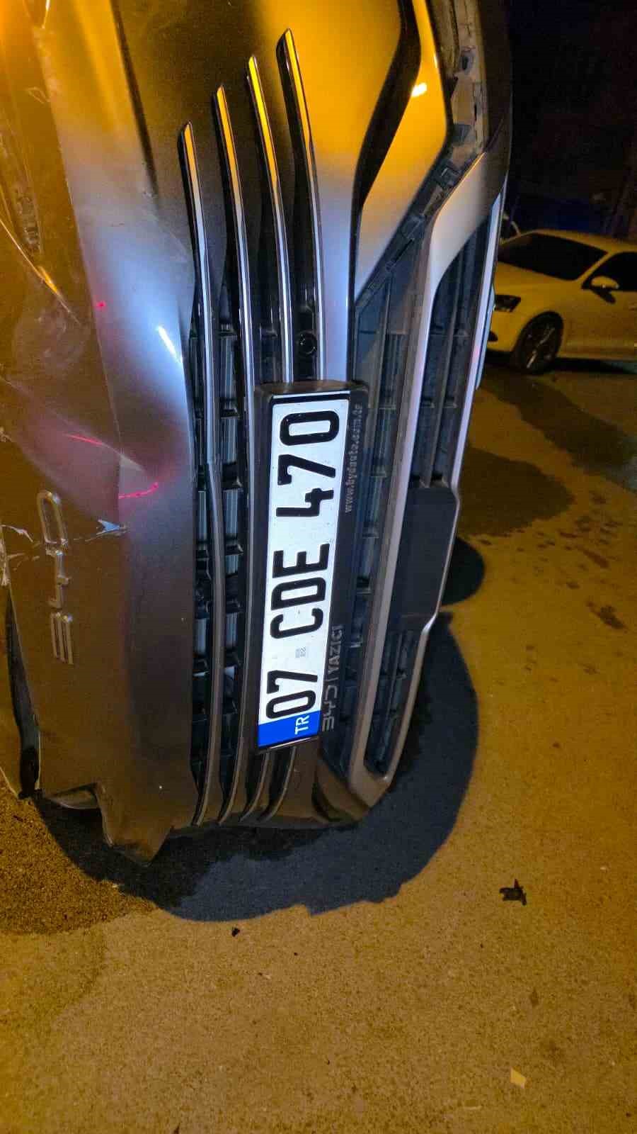 ANTALYA’NIN MURATPAŞA İLÇESİNDE SÜRÜCÜSÜNÜN DİREKSİYON HAKİMİYETİNİ KAYBETTİĞİ OTOMOBİL TAKLA ATARAK PARK HALİNDEKİ 4 ARACA ÇARPTI. KAZADA ARAÇ SÜRÜCÜSÜ YARALANDI.