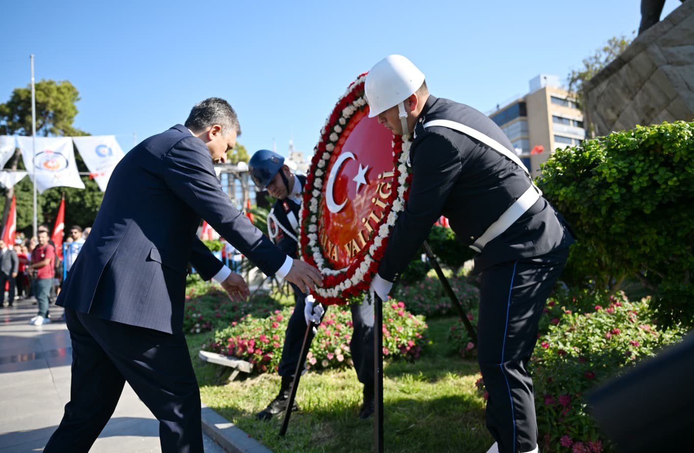 ANTALYA'DA 30 AĞUSTOS ZAFER BAYRAMI'NIN 104. YILI CUMHURİYET MEYDANI'NDA DÜZENLENEN ÇELENK SUNUMU VE GEÇİT TÖRENİYLE KUTLANDI.