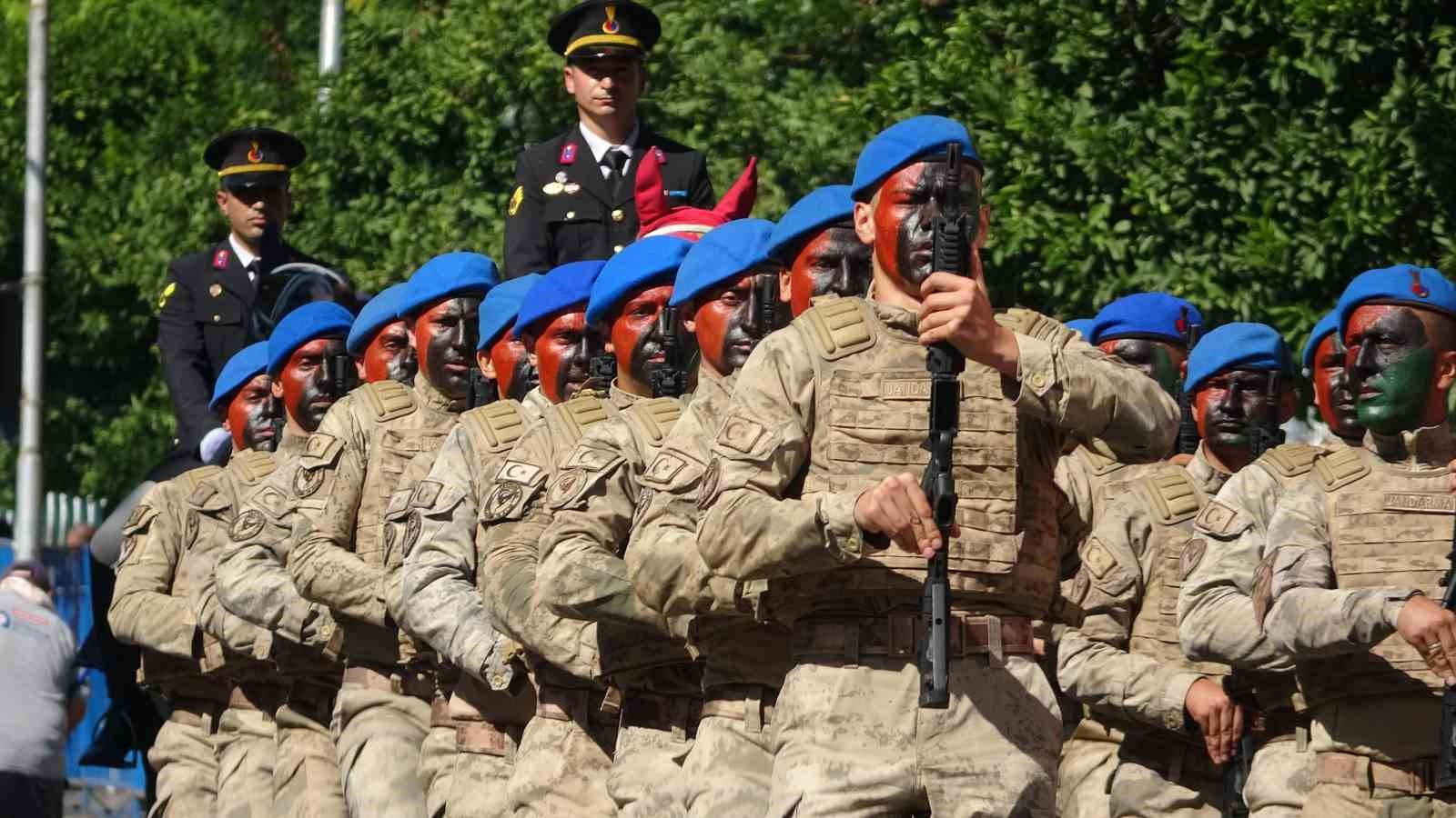 ANTALYA'DA 30 AĞUSTOS ZAFER BAYRAMI'NIN 104. YILI CUMHURİYET MEYDANI'NDA DÜZENLENEN ÇELENK SUNUMU VE GEÇİT TÖRENİYLE KUTLANDI.