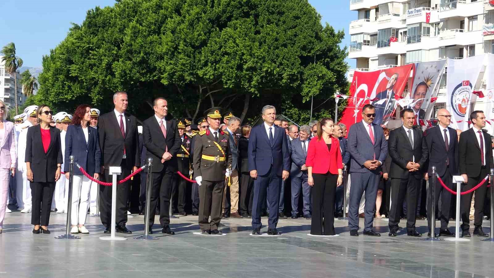 ANTALYA'DA 30 AĞUSTOS ZAFER BAYRAMI'NIN 104. YILI CUMHURİYET MEYDANI'NDA DÜZENLENEN ÇELENK SUNUMU VE GEÇİT TÖRENİYLE KUTLANDI.