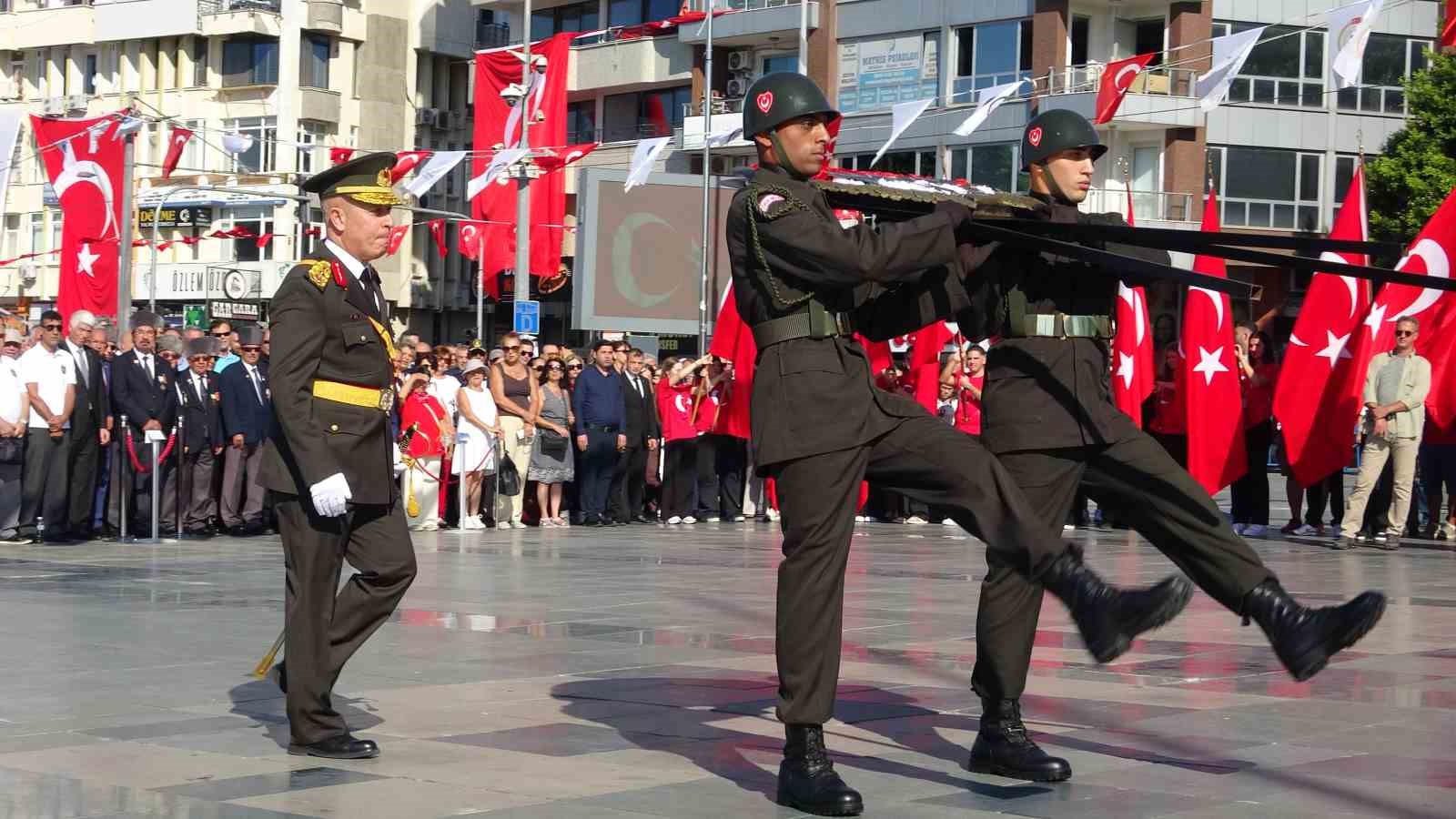 ANTALYA'DA 30 AĞUSTOS ZAFER BAYRAMI'NIN 104. YILI CUMHURİYET MEYDANI'NDA DÜZENLENEN ÇELENK SUNUMU VE GEÇİT TÖRENİYLE KUTLANDI.