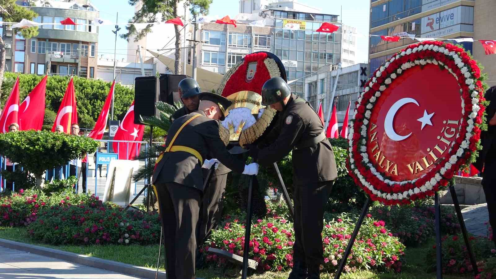 ANTALYA'DA 30 AĞUSTOS ZAFER BAYRAMI'NIN 104. YILI CUMHURİYET MEYDANI'NDA DÜZENLENEN ÇELENK SUNUMU VE GEÇİT TÖRENİYLE KUTLANDI.