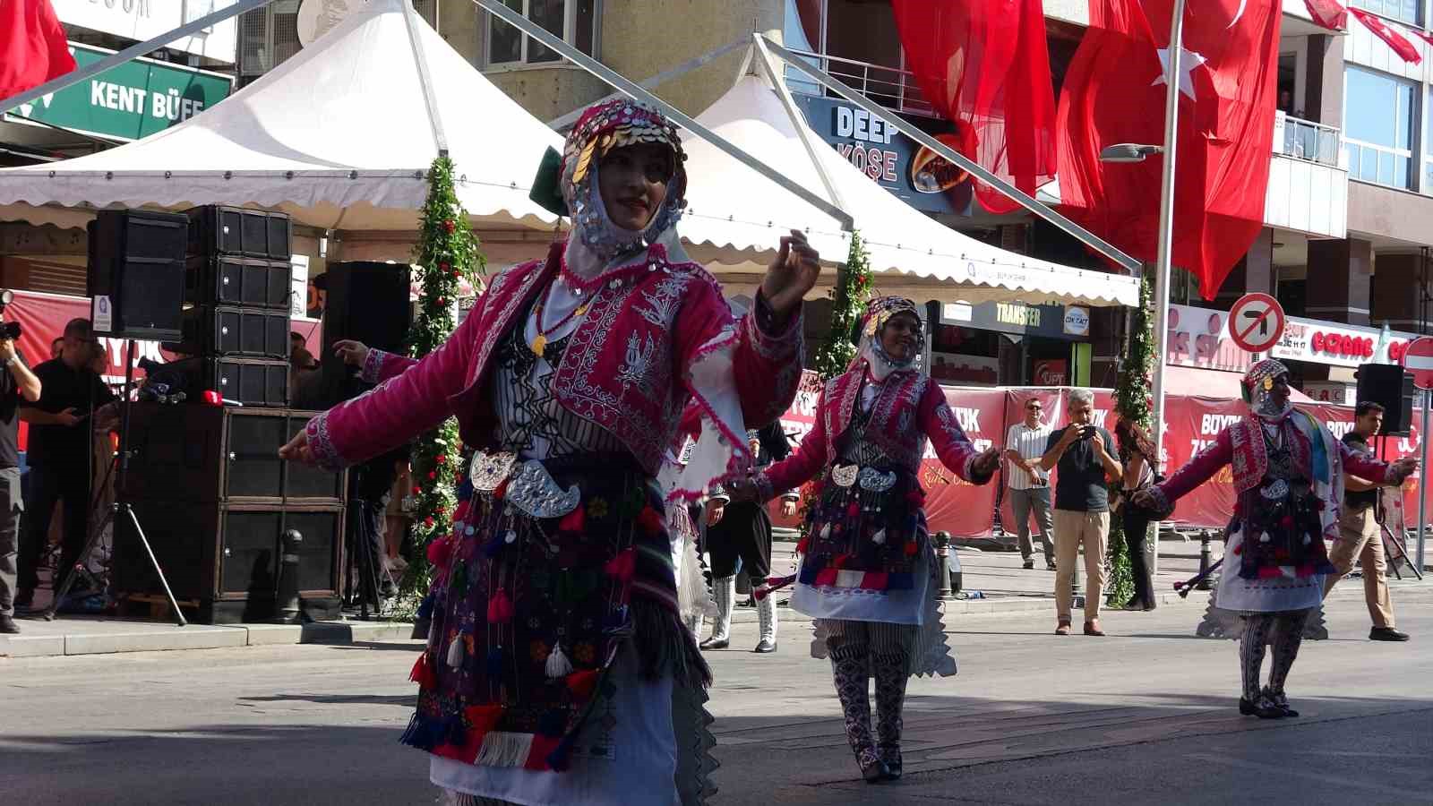 ANTALYA'DA 30 AĞUSTOS ZAFER BAYRAMI'NIN 104. YILI CUMHURİYET MEYDANI'NDA DÜZENLENEN ÇELENK SUNUMU VE GEÇİT TÖRENİYLE KUTLANDI.