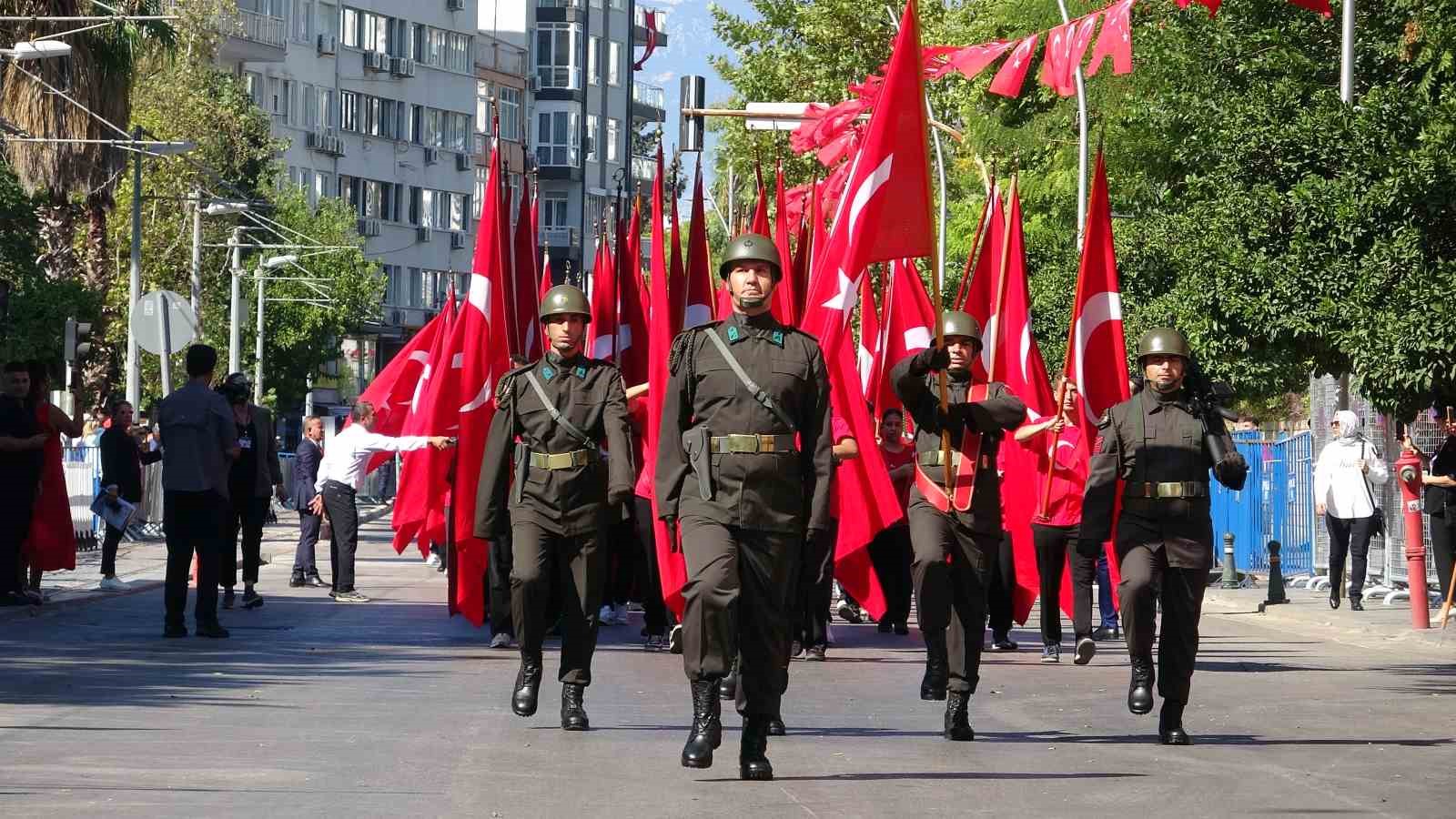 ANTALYA'DA 30 AĞUSTOS ZAFER BAYRAMI'NIN 104. YILI CUMHURİYET MEYDANI'NDA DÜZENLENEN ÇELENK SUNUMU VE GEÇİT TÖRENİYLE KUTLANDI.