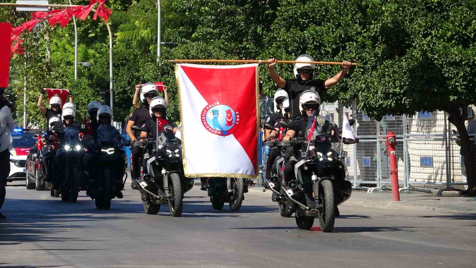 ANTALYA'DA 30 AĞUSTOS ZAFER BAYRAMI'NIN 104. YILI CUMHURİYET MEYDANI'NDA DÜZENLENEN ÇELENK SUNUMU VE GEÇİT TÖRENİYLE KUTLANDI.